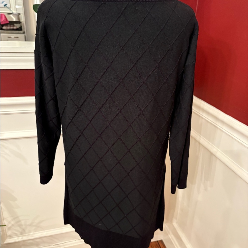 Cable & Gauge Black Diamond Pattern Knit Tunic Length Top with Side Slits.